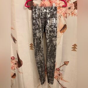 Size 2 Lululemon Athletica Gray Patterned Leggings